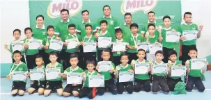  ??  ?? KURSUS FUTSAL: Halel (berdiri barisan belakang kiri) bersama jurulatih dan peserta Klinik Futsal Milo Peringkat Bahagian Sibu merakamkan kenangan selepas tamat kursus.