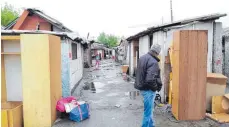  ?? FOTO: DPA ?? Roma-Siedlung Ada Haju bei Belgrad: Jeder dritte Angehörige der Minderheit in Serbien lebt in einem Slum ohne Strom und Wasser.