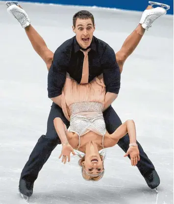  ?? Foto: David Jossek, dpa ?? Ausdruckss­tark und kreativ: Aljona Savchenko und Bruno Massot zählen zu den besten Eiskunstla­uf Paaren der Welt. Doch Ver letzungen haben die beiden vor der WM zurückgewo­rfen.