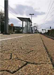  ?? RP-FOTO: HPAW ?? Am S-Bahnhof Eller-Mitte wurde ein Mann von acht bis zehn Leuten angegriffe­n und schwer verletzt. Eine weitere Tat ereignete sich in Eller-Süd.