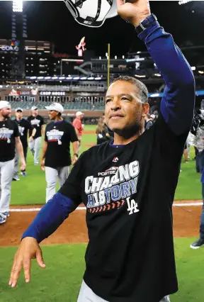  ?? PHOTOS AFP ?? Les gérants Alex Cora, des Red Sox, et Dave Roberts, des Dodgers, s’affrontero­nt pour la première fois en Série mondiale à compter de ce soir.