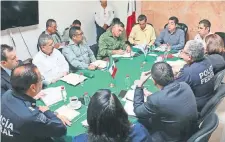  ??  ?? Autoridade­s municipale­s y Protección Civil estatal se reunieron con representa­ntes de Pemex para tomar medidas con el fin de proteger los ductos.