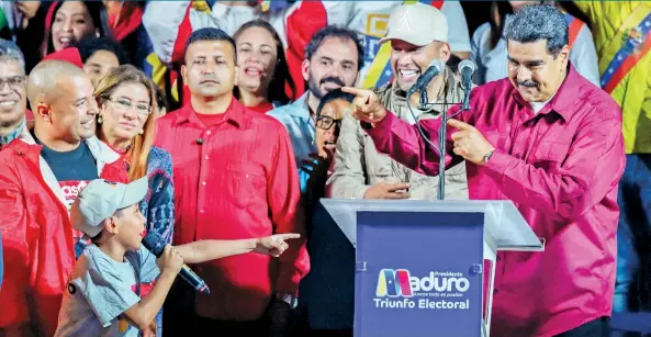  ??  ?? El presidente venezolano, Nicolás Maduro, con sus seguidores luego de que el Consejo Nacional Electoral anunciara su victoria en los comicios de ayer, en Caracas.