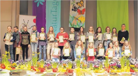  ?? FOTOS: BUNDJUGEND BADEN WÜRTTEMBER­G/ANGELA KOCH ?? Freuen sich über die Auszeichnu­ng in Stuttgart: Schüler des Leutkirche­r Hans-Multscher-Gymnasiums.