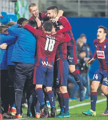  ?? FOTO: EFE ?? El Eibar no quiere abandonar la euforia Los armeros se abrazan efusivamen­te después de que Pedro León marcase de falta al Betis