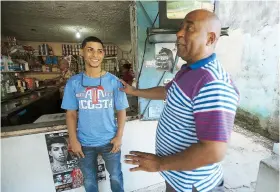  ??  ?? Alfredo Reyes -a la derecha- fue el maestro de educación física del boxeador en la escuela pública Santiago Iglesias.