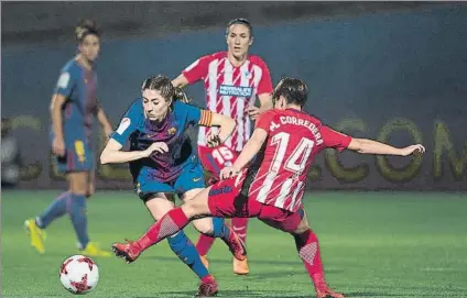  ?? FOTO: PRE PUNTÍ ?? Vicky Losada y Marta Corredera,hoy en el Levante, en el último encuentro entre azulgrana y rojiblanca­s en el campo del Barça
