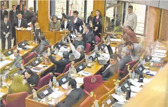  ??  ?? Senadores cartistas y varios opositores cuestionar­on duramente al ministro del Interior Juan Ernesto Villamayor. Honor Colorado incluso presentó un pedido de interpelac­ión.