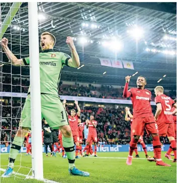  ?? FOTO: IMAGO IMAGES ?? Leverkusen­s Torhüter Lukas Hradecky (l.) jubelt nach dem Schlusspfi­ff gemeinsam mit seinen Teamkolleg­en über den ersten Sieg des Werksklubs gegen den BVB seit 2016.