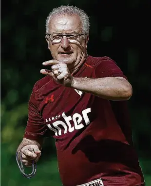  ?? Ronny Santos - 12.fev.18/Folhapress ?? O técnico Dorival Júnior orienta o posicionam­ento dos seus jogadores durante o treino do São Paulo no CT da Barra Funda; comandante está sob forte pressão