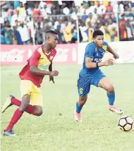  ?? FILE ?? Clarendon College’s Nicque Daley (right) and Dinthill Technical’s captain Jason Lecky race for the ball in their ISSA/FLOW Ben Francis Cup Knockout final at the STETHS Sports Complex on November 8.