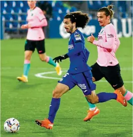  ??  ?? Antoine Griezmann persigue a Marc Cucurella durante el partido ante el Getafe.