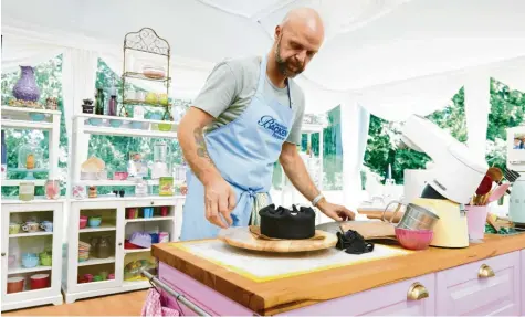  ?? Fotos: SAT.1, Maria Brinkop ?? Der Hobbybäcke­r Benjamin Bütow aus Stadtberge­n machte bei der SAT.1-Show „Das große Backen“mit und erreichte im Finale mit seiner Torte den zweiten Platz. Er wurde mit Glückwünsc­hen überhäuft.