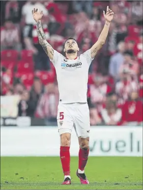  ?? ?? el argentino Lucas ocampos celebra su decisivo gol de penalti en el minuto 92 mirando al cielo de Bilbao Foto: getty