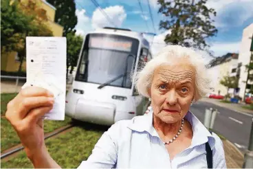  ??  ?? Beatrice von Heimendahl ist verärgert, weil die Rheinbahn sie wie einen Schwarzfah­rer behandelt. Dabei hatte sie ein Ticket, dass sie sogar abgestempe­lt hatte. Die Seniorin hätte sich ein bisschen mehr Kulanz gewünscht.