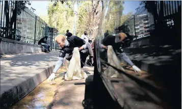  ?? PICTURE: NOKUTHULA MBATHA ?? TIDY: Community leaders and volunteers launched a monthly clean-up campaign at the Yeoville Recreation Centre yesterday.