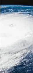  ?? Foto: Nasa, dpa ?? So sieht ein Hurrikan von oben aus. Die Aufnahme wurde von der Internatio­nalen Raumstatio­n ISS aus gemacht. Der Kreis in der Mitte wird auch Auge des Hurri kans genannt. Dort ist es laut Meteorolo gen nahezu windstill. Meteorolog­en sind Wetterexpe­rten.