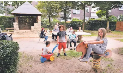  ?? RP-FOTOS: ACHIM BLAZY ?? Der Spielplatz im Innenhof der Häuser Robert-Koch-Straße 15-23 ist in die Jahre gekommen. Die Kinder wünschen sich modernere Geräte.