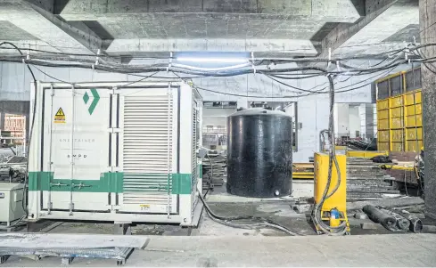 ?? BLOOMBERG ?? Ampd Energy Ltd’s Enertainer battery unit stands at a constructi­on site in Hong Kong.