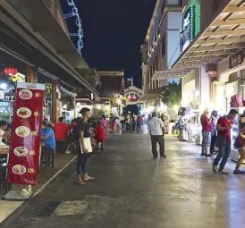  ??  ?? The Asiatique night shopping destinatio­n in Bangkok