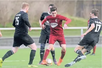  ?? RP-FOTO: FALK JANNING ?? Strümps Mittelfeld­spieler Robert Marijanovi­c (umringt von drei Spielern der SG Holzheim) hat nach dem Ausfall von Frederic Klausner mehr Verantwort­ung zu tragen.