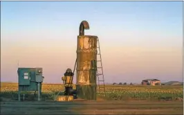  ?? Irfan Khan Los Angeles Times ?? A GROUNDWATE­R pump for irrigation at sunrise in Dinuba, Calif.