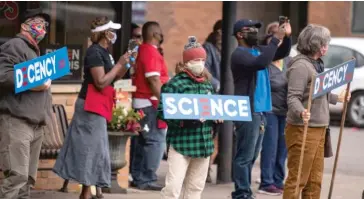  ?? STEPHEN MATUREN/GETTY IMAGES ?? Supporters of Democratic presidenti­al nominee Joe Biden on Saturday in St. Paul, Minn.