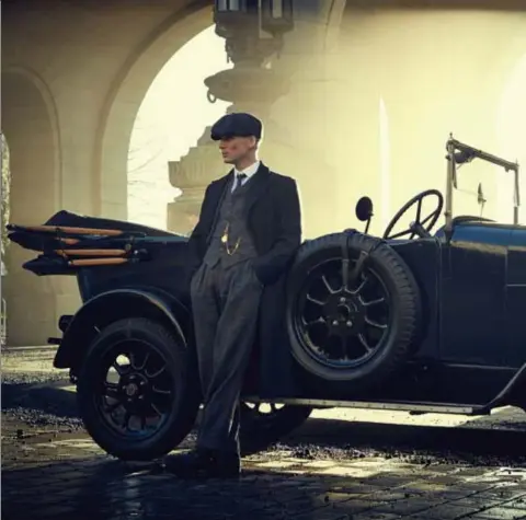  ?? © Collection Christophe­l ?? Tommy Shelby uit ‘Peaky Blinders’, rode rechterhan­d verborgen in zijn broekzak.