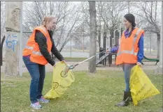  ?? NEWS PHOTO MO CRANKER ?? Brandi Dalton and Carla Spampinato work as a team during Redcliff's 50th annual Pitch In Week town clean-up.