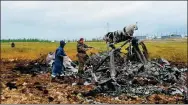  ?? AGENCE FRANCE-PRESSE ?? Investigat­ors work at the site where an Mi-8 helicopter crashed in