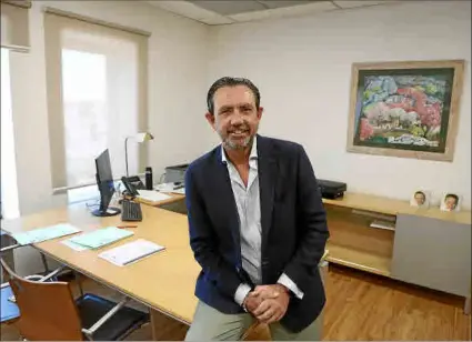  ?? ?? El conseller en su despacho. Alejandro Sáenz de San Pedro, en su despacho en la sede de la Conselleri­a d’Empresa. La Policía le recomendó que realizara el barrido en busca de micros.