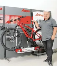 ??  ?? Auch in Sachen Fahrradträ­ger verstehen Manfred Stefaniak und die an deren Profis von ABS ihr Handwerk.