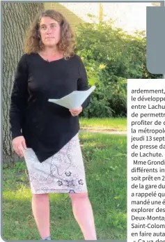  ?? —photo Evelyne Bergeron ?? Agnès Grondin a tenu une 2e conférence de presse avec les médias locaux, le 13 septembre, derrière la bibliothèq­ue de Lachute.