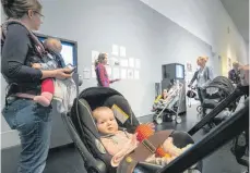  ??  ?? Nach den speziellen Babyführun­gen, die es seit zwei Jahren in der Bonner Kunsthalle gibt, wird dort jetzt auch auf Berufstäti­ge gesetzt.
