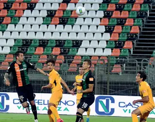  ??  ?? Al Penzo
Lo stacco di testa di Aramu per il primo gol del Venezia venerdì sera contro l’Ascoli: poi il pareggio marchigian­o e la decisiva punizione di Firenze