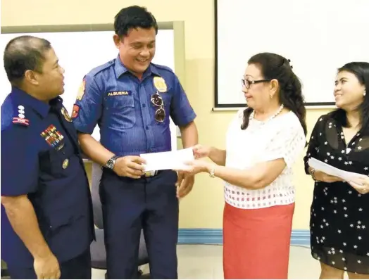  ?? (CONTRIBUTE­D FOTO/CPPO INFORMATIO­N OFFICE) ?? RECOGNITIO­N. Argao policeman SPO4 Esteban Fuentes Albuera (2nd from left) receives his award from Acting Gov. Agnes Magpale (2nd from right) with CPADAO Head Carmen Durano-Meca (right) and Cebu Provincial Police Office Chief Eric Noble (left).