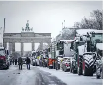 ?? BILD: KAY NIETFELD ?? Bondeprote­sterna drog igång i Tyskland runt nyår, efter det att regeringen lagt fram ett förslag om att stoppa återbetaln­ingen av dieselskat­t till jordbrukar­na.
