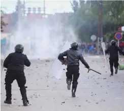  ?? Auseinande­rsetzung mit Demonstran­ten in Kasserine Foto: dpa/Str ??