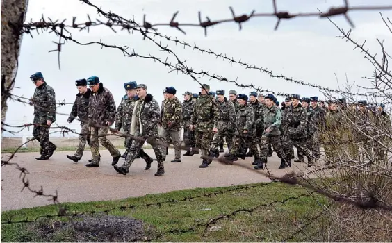  ?? /AFP ?? Uniformes. Pilotos de la Fuerza Aérea ucraniana marchan, ayer, en su base de Belbek, cerca de Sebastopol, en Crimea. La tensión se mantiene.