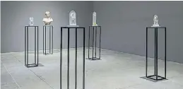 ??  ?? Vista de la exposición “Réquiem” en el espacio experiment­al Cámara, de la galería Barro.
