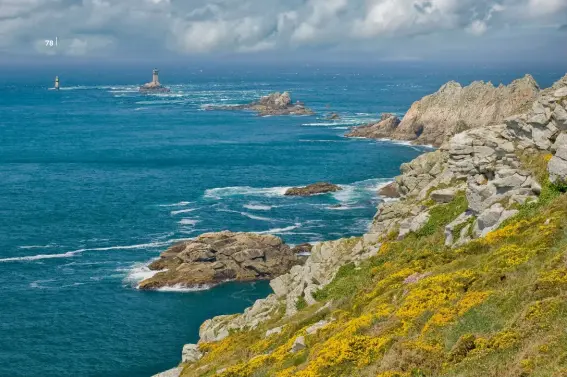  ??  ?? De la pointe du Raz, on aperçoit le phare de la Vieille et, plus loin, le feu de la Plate, tourelle jaune et noir, tous deux sentinelle­s du raz de Sein. C’est ici, entre l’îlot Gorle Greiz et le phare de la Vieille que les ligneurs de bar, ces pêcheurs...