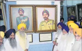  ?? HT PHOTO ?? SGPC chief Kirpal Singh Badungar (third from right) and others unveiling portraits of Lt Gen Harbaksh Singh (left) and Lt Gen Jagjit Singh Arora at a museum at Golden Temple, Amritsar, on Tuesday.