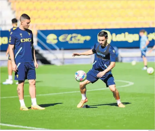  ?? CÁDIZ CF ?? Iza Carcelén ayer con el balón en presencia de Sergi Guardiola.