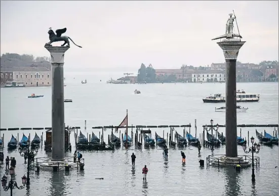  ?? MARCO BERTORELLO / AFP ?? La laguna de Venecia vista desde la plaza de San Marcos después de que el temporal, la luna llena y los vientos del sur dispararan la marea