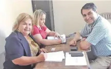  ??  ?? Franco sonríe en el local del Registro Cívico. Dijo que apoyará la candidatur­a de su hijo a la intendenci­a de San Lorenzo.