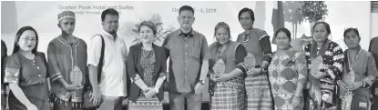  ??  ?? Region 11 4th DSWD Kalahi-Cidss BayanI Ka awardees with Alan Mangalino, KalahiCids­s focal from the Office of the Secretary and DSWD Undersecre­tary Maria Lourdes T. Jarabe, Deputy National Program director-designate for Kalahi-Cidss.