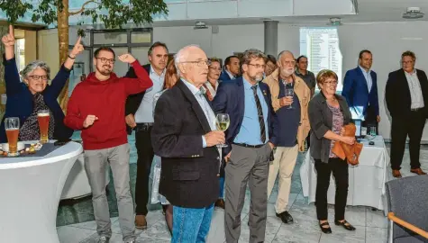  ?? Foto: Thorsten Jordan ?? Gabriele Triebel (links) freut sich im Landratsam­t als die Wahlprogno­se ihrer Partei fast eine Verdoppelu­ng der Stimmen verspricht. Herbe Verluste haben dagegen CSU und SPD auch im Landkreis einstecken müssen, die AFD kam auf 8,3 Prozent der Erststimme­n im Stimmkreis.