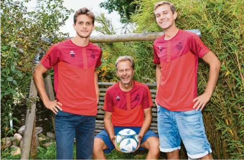  ?? Foto: Thomas Ernstberge­r ?? Peter Bootz (Mitte) trainiert den TSV Utting. Im Team spielen auch seine beiden Söhne Valentin (links) und Fabian. Die Mannschaft hat gute Chancen, in die Kreisliga aufzu‰ steigen.