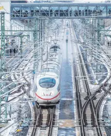  ?? FOTO: CHRISTOPH SCHMIDT/DPA ?? Ihm soll ein neuer Superzug nachfolgen: Ein ICE der Deutschen Bahn – hier auf der Strecke Wendlingen-Ulm unterwegs.