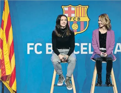  ?? Bar elonla d riaanaon ?? En escena. Aitana Bonmatí y Anaïs Martí, autora del cuento dedicado a la futbolista blaugrana, ayer en el abarrotado Auditori del FC Barcelona